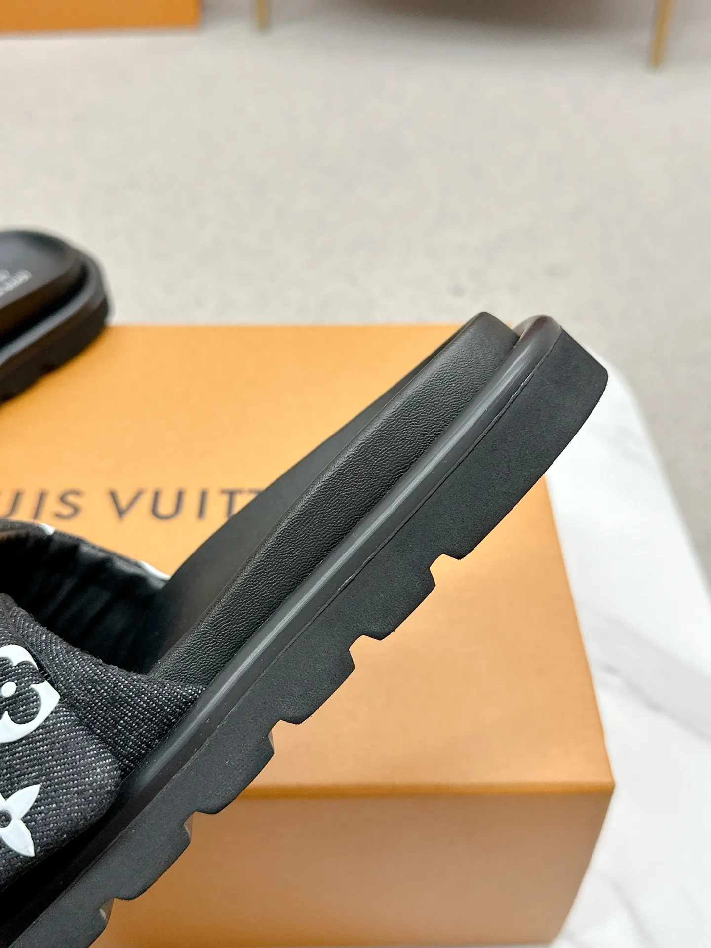 👟👟Ex-factory price 420👟👟 LV Louis Vuitton Full of high-end feel! A popular model among bloggers at home and abroad, it’s retro and fashionable and looks amazing on your feet! Mainly recommended model on the official website★ ━━━━━ ЅᏇєєt ━━━━━ ▪️Upper: original calfskin ➕5D printing process ▪️Inner: imported mixed sheepskin ▪️Outsole: original molded foam outsole ▪️Size: Female 35-40 Men's 39-44 (women's 41 men's 45)